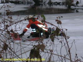 Unterstützung der Feuerwehr Wrestedt durch dieTauchschule Schulz. Vielen dank an Holger (dem Opfer) !