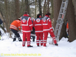 Unterstützung der Feuerwehr Wrestedt durch dieTauchschule Schulz. Vielen dank an Holger (dem Opfer) !