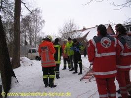 Unterstützung der Feuerwehr Wrestedt durch dieTauchschule Schulz. Vielen dank an Holger (dem Opfer) !