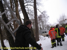 Unterstützung der Feuerwehr Wrestedt durch dieTauchschule Schulz. Vielen dank an Holger (dem Opfer) !